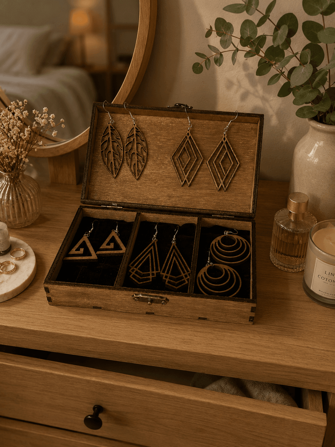Coffret cadeau en bois présentant une sélection de boucles d'oreilles artisanales Création50, idéal pour offrir des bijoux en bois avec élégance.