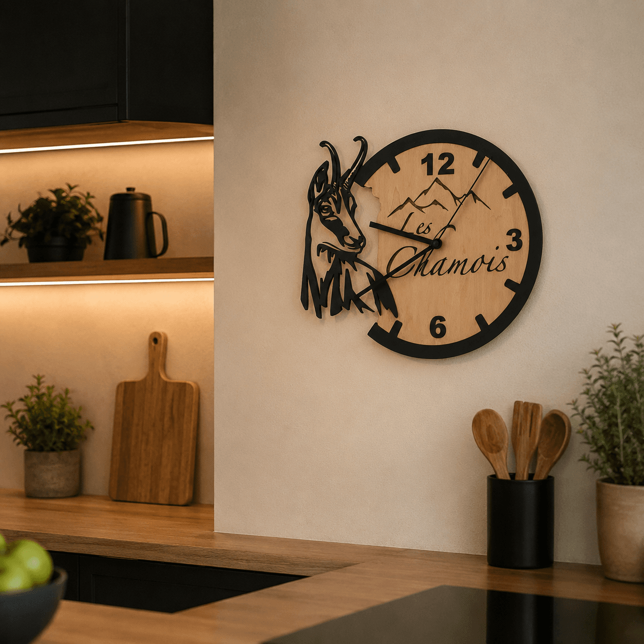 Horloge murale Chamois en bois avec silhouette de chamois et décor de montagne, présentée dans une cuisine contemporaine, fabrication artisanale par Création50.