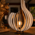 Lampe Flamme en bois brut allumée, fabriquée artisanalement par Création50.