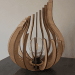 Lampe Flamme en bois vue de face, fabrication artisanale par Création50.