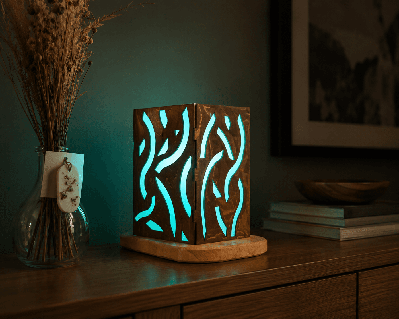 Lampe Quadris en bois avec motif abstrait personnalisé et éclairage LED bleu, fabrication artisanale par Création50.
