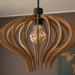Suspension Flamme en bois éteinte mettant en valeur les courbes et les finitions artisanales de Création50.