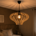 Suspension Flamme en bois diffusant une lumière chaleureuse et projetant un jeu d'ombres au plafond, fabrication artisanale par Création50.