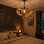 Suspension Flamme en bois installée dans une chambre, diffusant une lumière chaleureuse, fabrication artisanale par Création50.